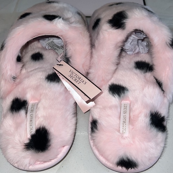 7/8 VICTORIA'S SECRET
Closed Toe Faux Fur Slipper - Picture 5 of 15